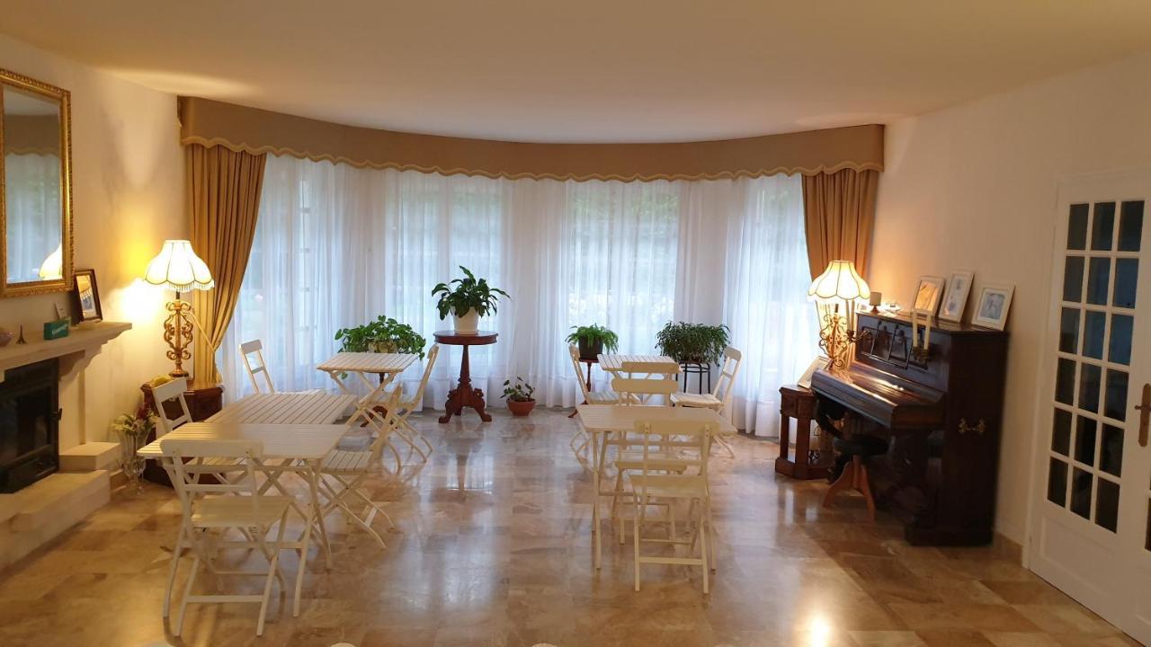 Crown Roads Bed and Breakfast Le Faouët Exteriör bild